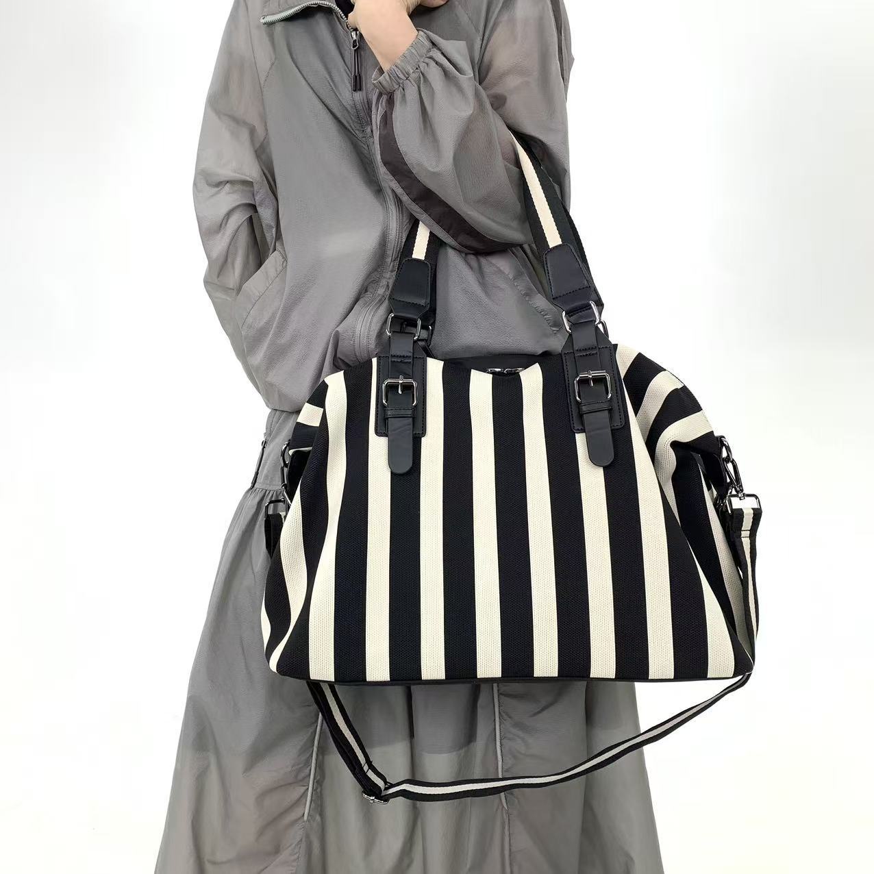Tas selempang wanita modis ber - Travel Accessories Gadget ulasan dan harga