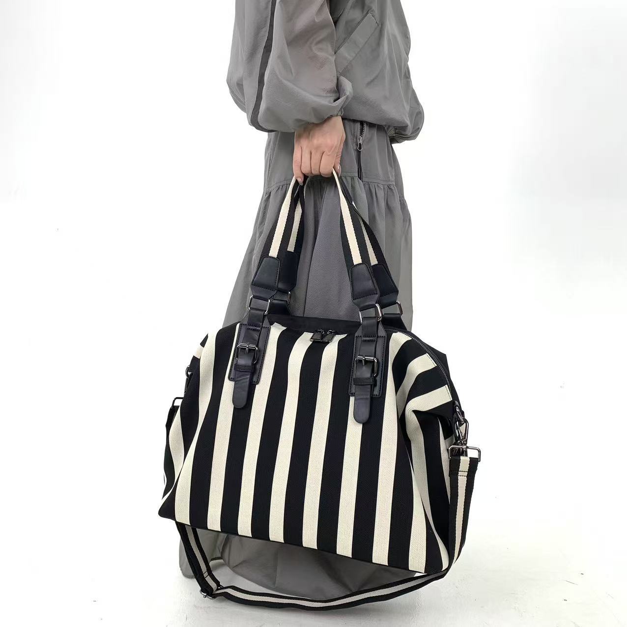 Tas selempang wanita modis ber - Travel Accessories Gadget ulasan dan harga