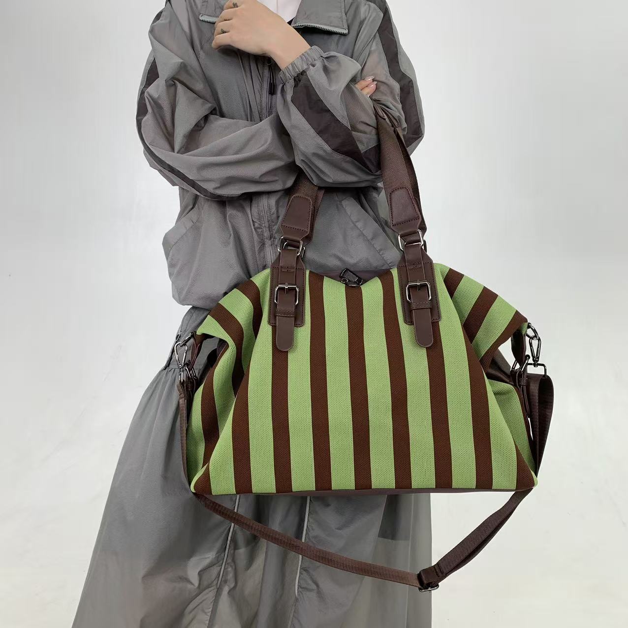 Tas selempang wanita modis ber - Travel Accessories Gadget ulasan dan harga