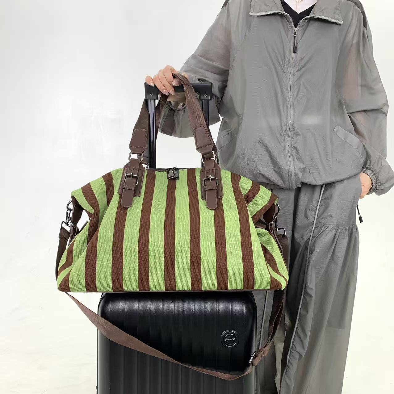 Tas selempang wanita modis ber - Travel Accessories Gadget ulasan dan harga