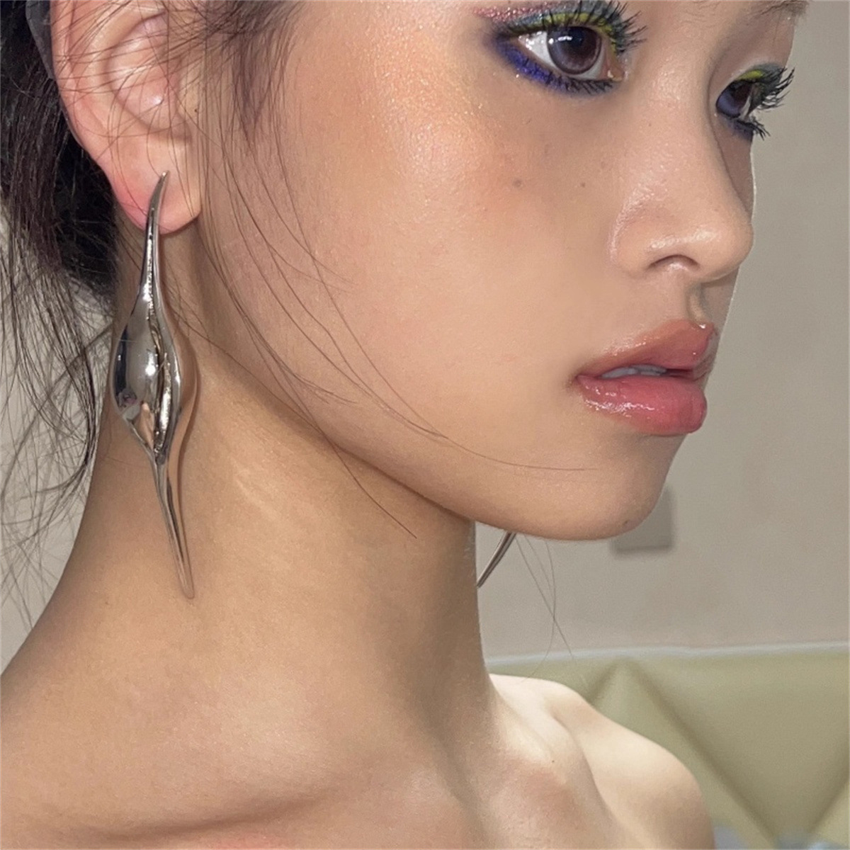 Anting Melengkung Ramping Loga - Travel Accessories For Europe ulasan dan harga